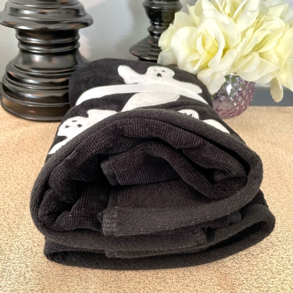 NWT Set of 2 Glow In The Dark Ghost 👻 Hand Towels - Picture 8 of 8
